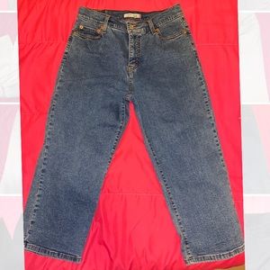 NWOT Levi dark blue washed jean capris